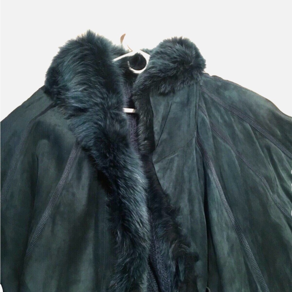 Elegant Fur-Trimmed Cape in Rich Green